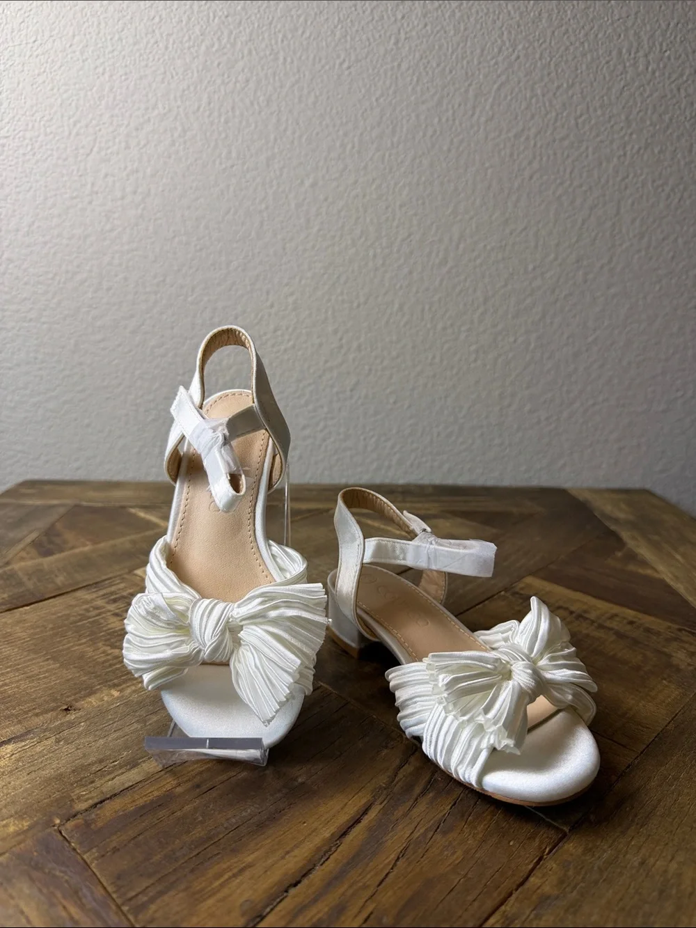 Size 10C Girls White Bow-Front Dress Sandals with Ankle Strap